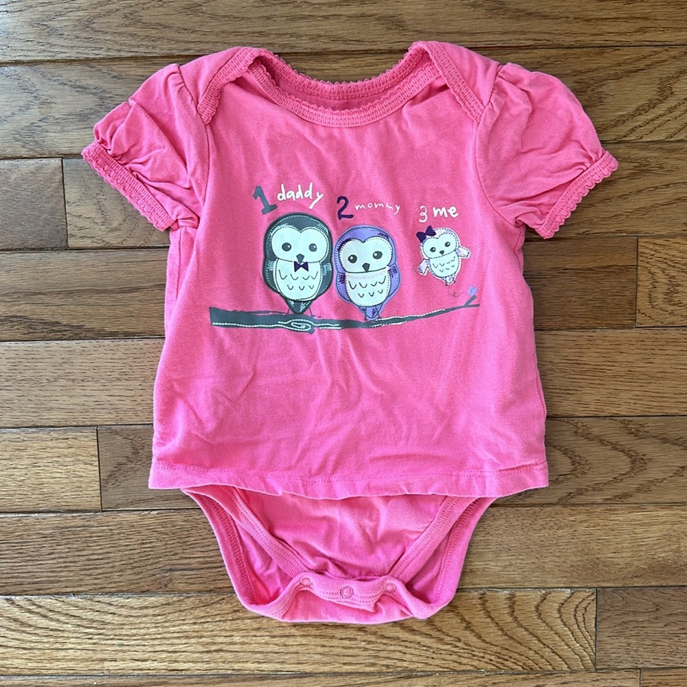 🦉CHILDREN’S PLACE Onesie owl 6-9 months mommy daddy euc pink bay onesie